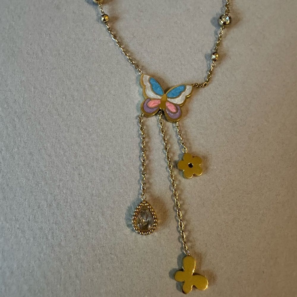 Elegant Gold Butterfly Necklace A1556 - Picture 3 of 4